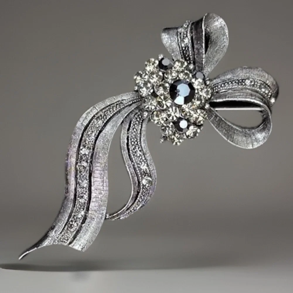 Vintage Art Deco Aged Silvertone Bow Bling Brooch